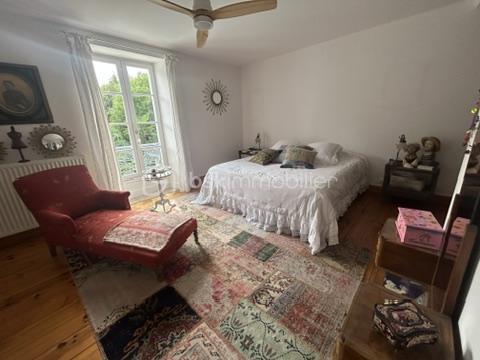 Propriété - 597 m² - 8 pièces