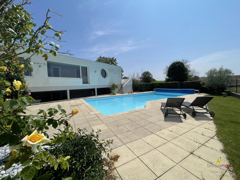 Maison - 244 m² - 9 pièces