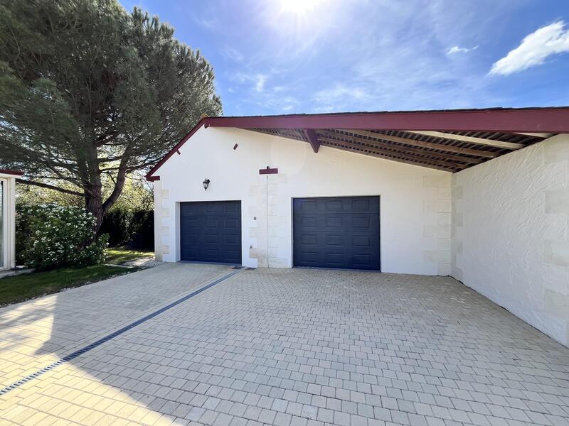 Maison traditionnelle - 198 m² - 7 pièces