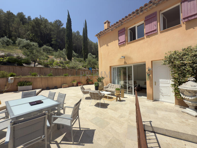 Villa - 242 m² - 6 pièces