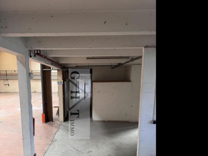 Entrepôt - 1 350 m²