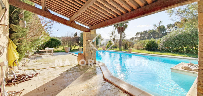 Maison - 330 m² - 8 pièces