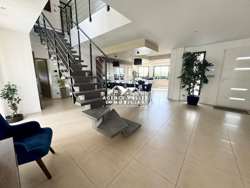 Maison - 280 m² - 8 pièces