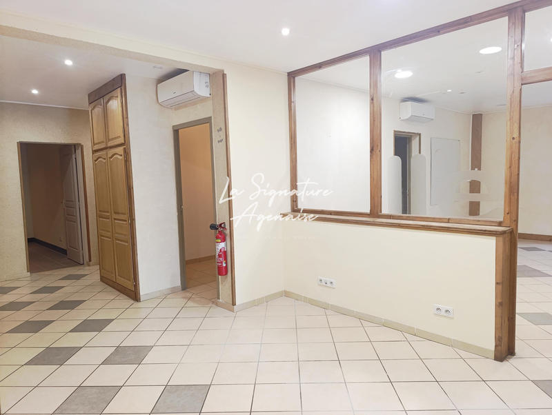 Propriété - 953 m² - 40 pièces