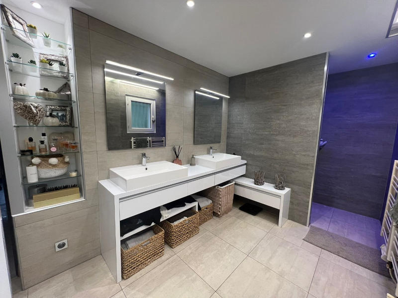 Maison - 250 m² - 8 pièces