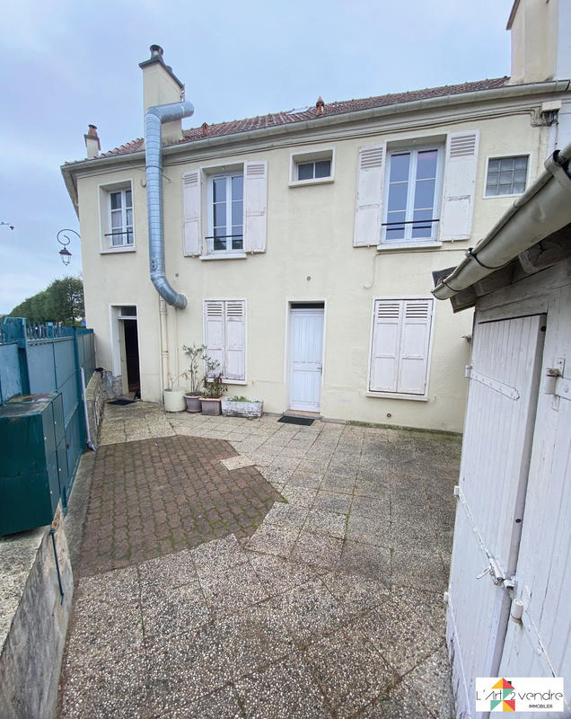 Maison traditionnelle - 165 m² - 8 pièces