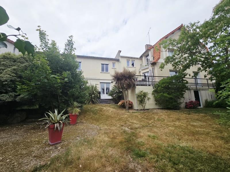 Maison - 251 m² - 10 pièces