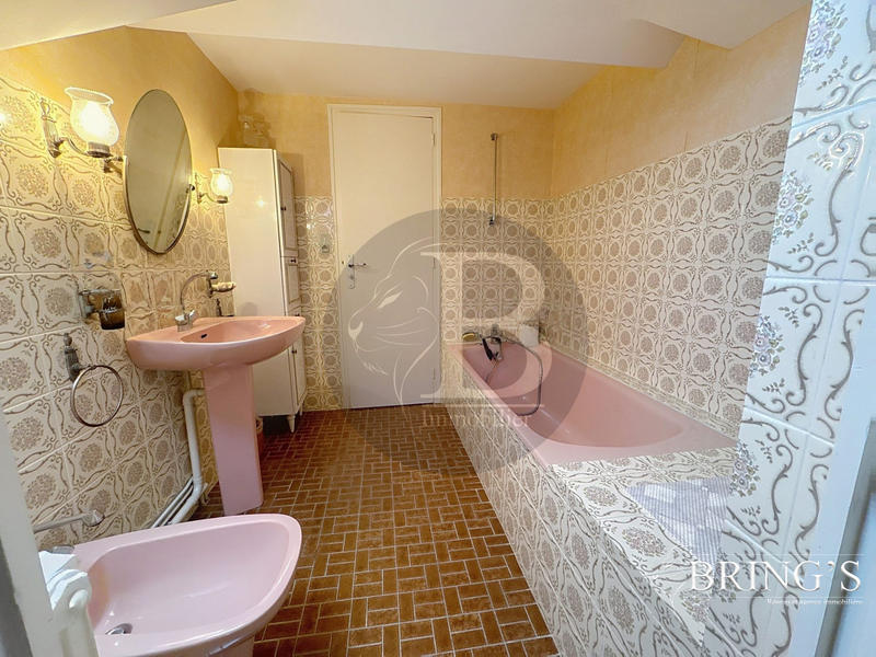 Maison traditionnelle - 188 m² - 8 pièces