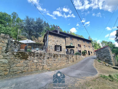 Propriété - 250 m² - 8 pièces