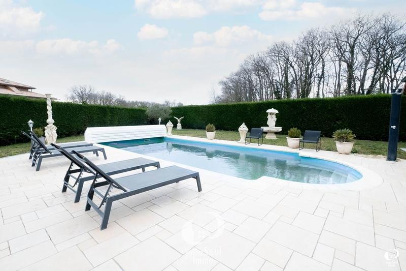 Maison traditionnelle - 274 m² - 8 pièces