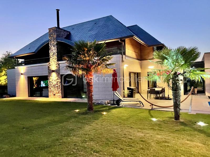 Villa - 365 m² - 9 pièces