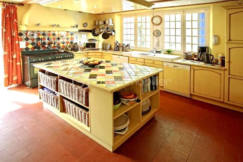 Demeure - 303 m² - 15 pièces