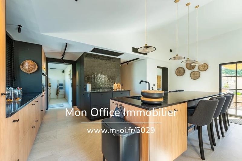 Propriété - 269 m² - 8 pièces