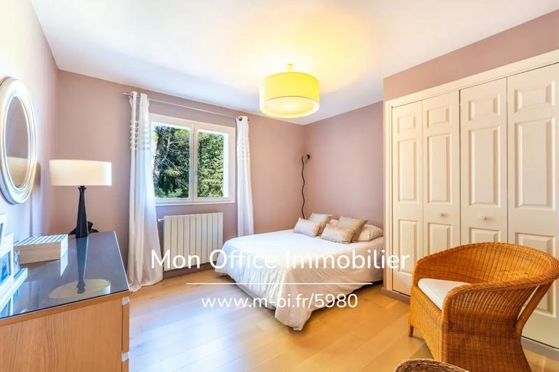 Propriété - 250 m² - 7 pièces