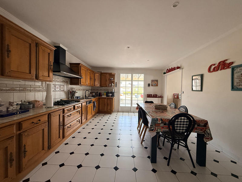 Maison - 680 m² - 12 pièces