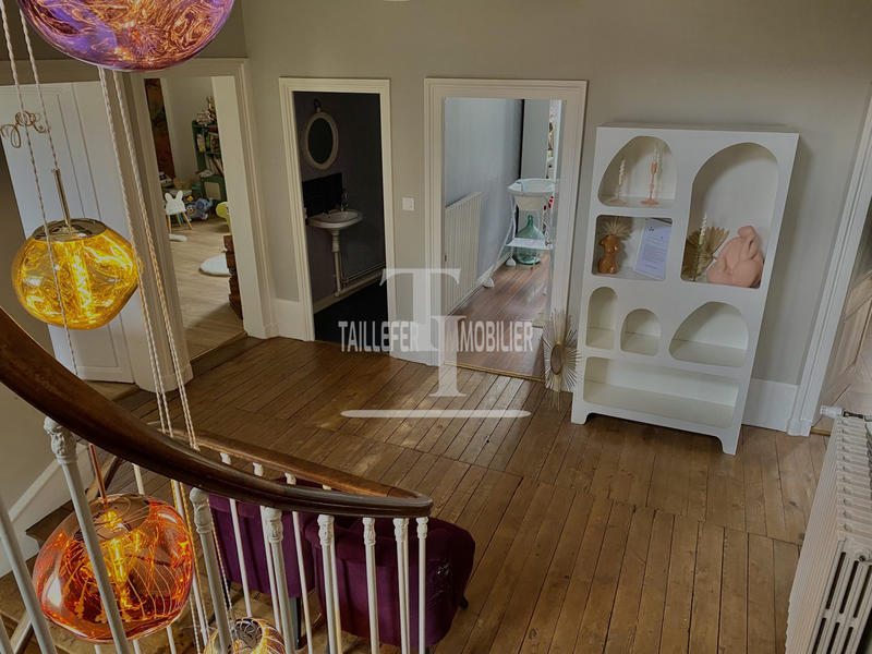 Maison - 250 m² - 6 pièces