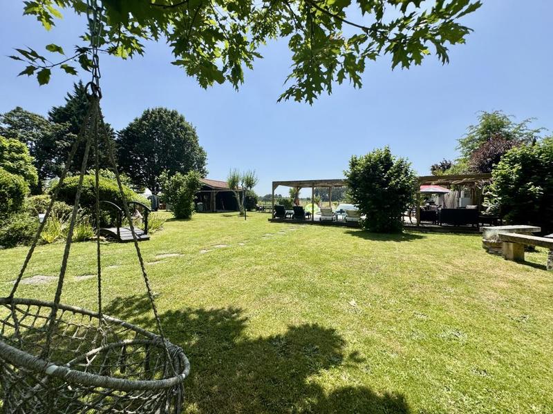 Maison - 260 m² - 8 pièces