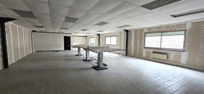 Local d'activité / Entrepôt - 1 600 m² - 22 pièces