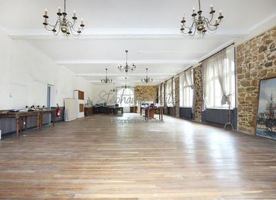 Maison - 1 260 m² - 41 pièces