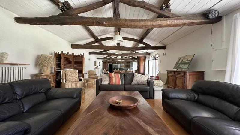 Propriété - 768 m² - 17 pièces