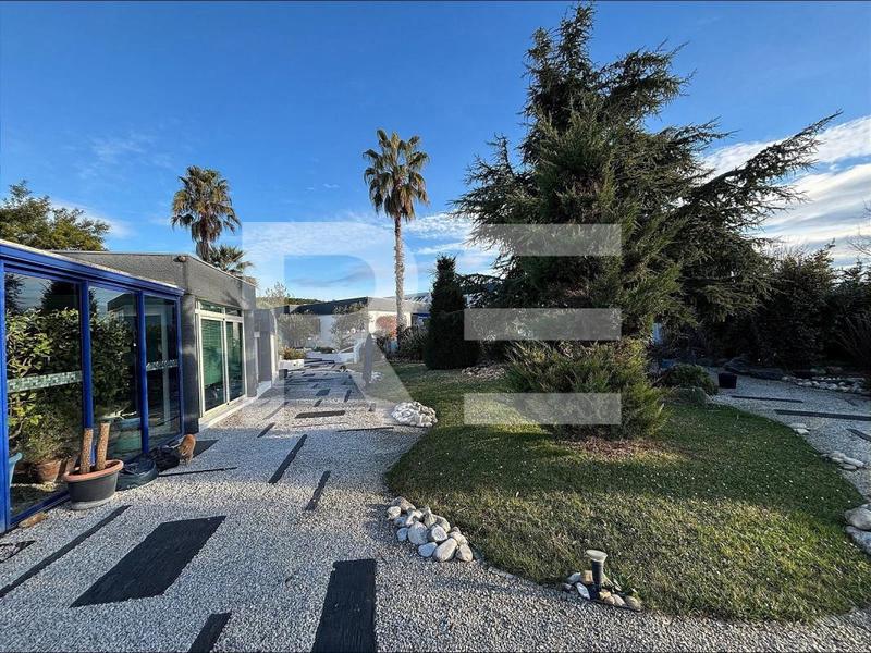 Villa - 323 m² - 8 pièces