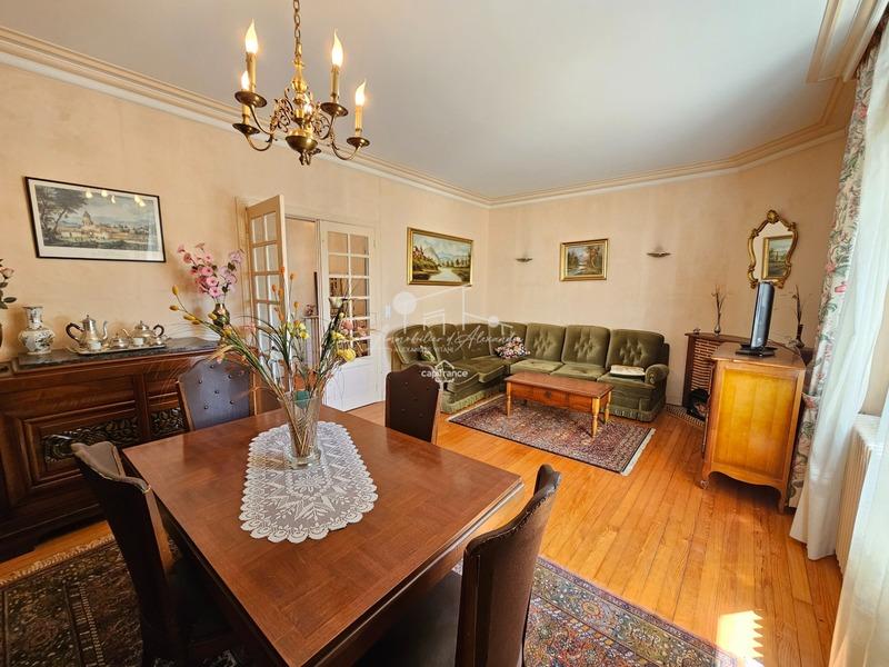 Maison - 241 m² - 9 pièces