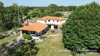 Maison - 218 m² - 8 pièces