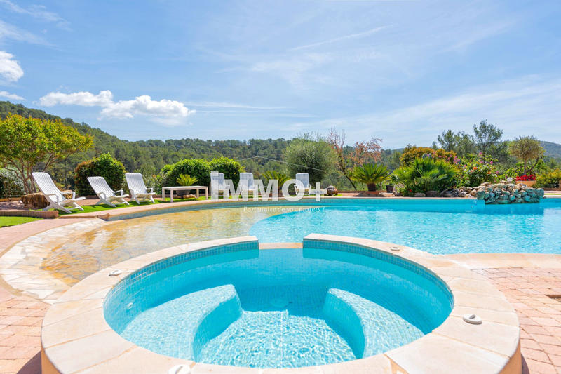 Maison - 220 m² - 6 pièces