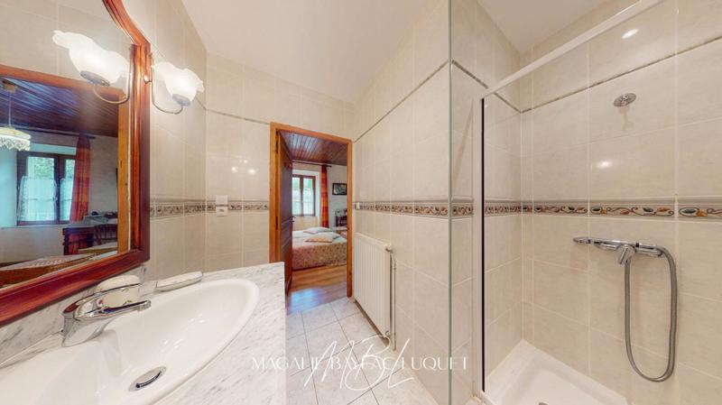 Maison - 216 m² - 10 pièces