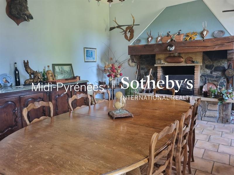 Maison - 552 m² - 11 pièces