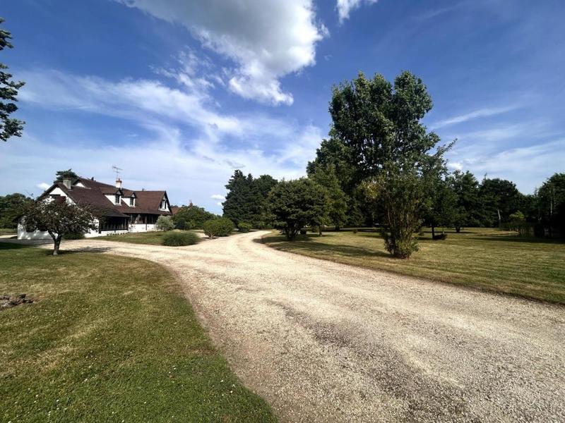 Propriété - 214 m² - 10 pièces