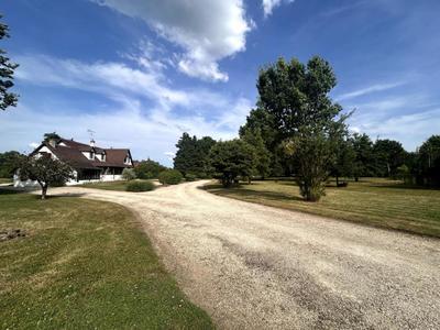 Propriété - 214 m² - 10 pièces