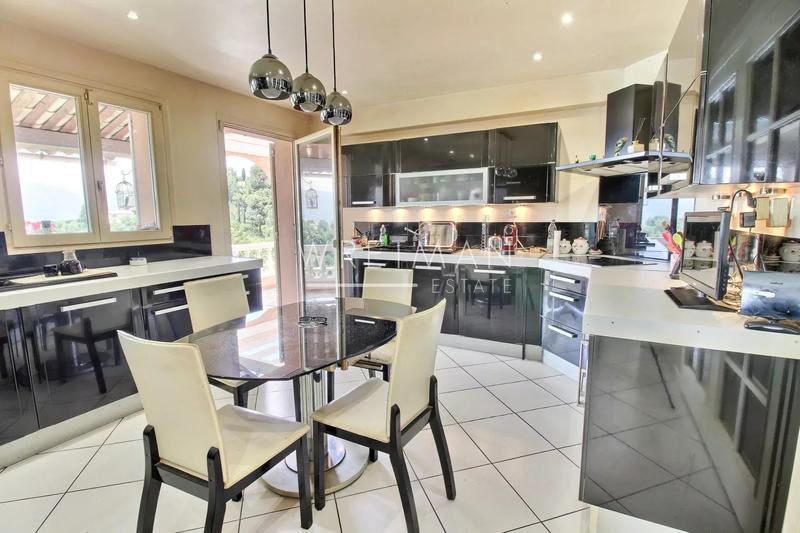 Maison - 256 m² - 8 pièces