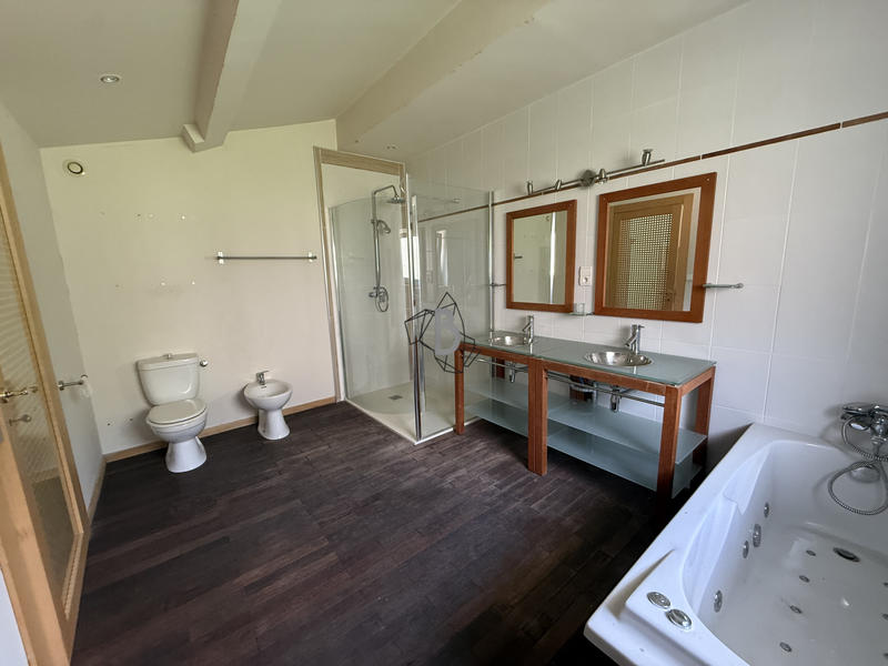 Maison - 236 m² - 7 pièces