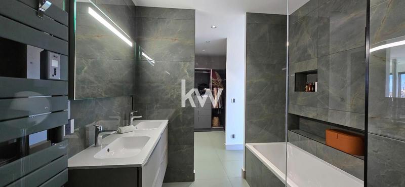 Demeure - 295 m² - 6 pièces