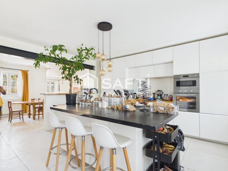 Maison - 250 m² - 11 pièces