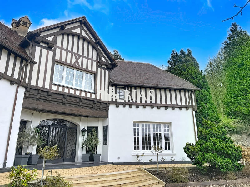 Maison - 350 m² - 12 pièces