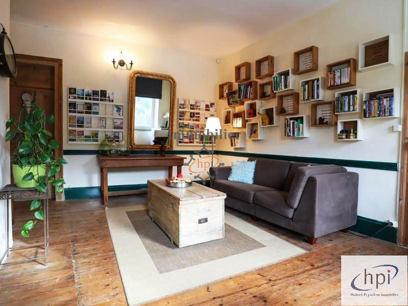 Maison - 328 m² - 12 pièces