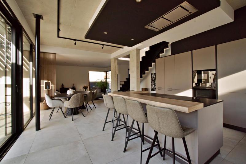 Maison - 250 m² - 7 pièces