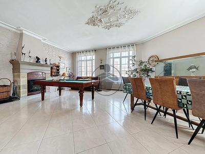 Maison - 202 m² - 8 pièces