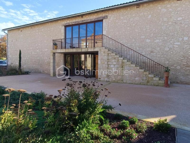 Château - 1 307 m² - 22 pièces