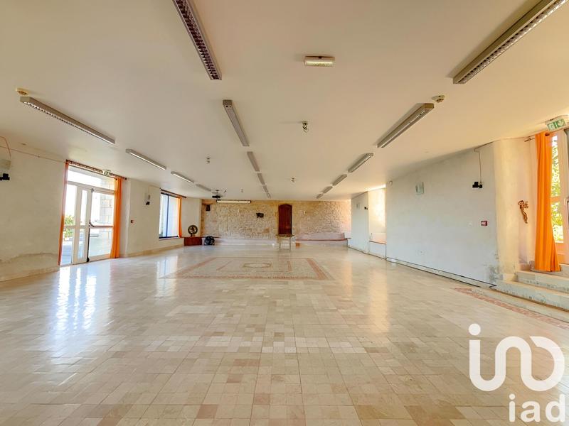 Maison - 1 828 m² - 50 pièces