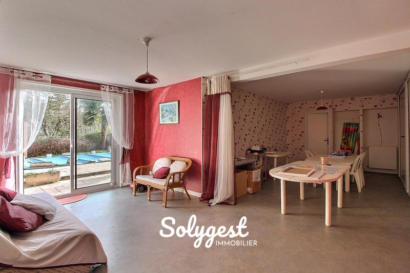 Maison - 305 m² - 7 pièces