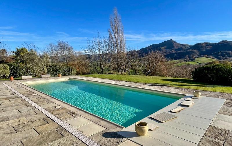 Maison - 240 m² - 9 pièces