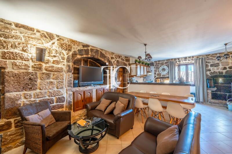 Maison de village - 274 m² - 9 pièces
