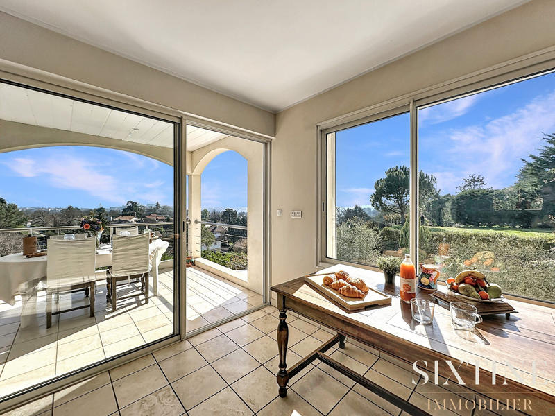 Maison - 235 m² - 8 pièces