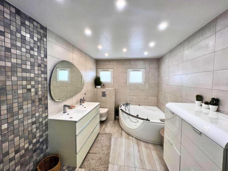 Maison - 220 m² - 8 pièces