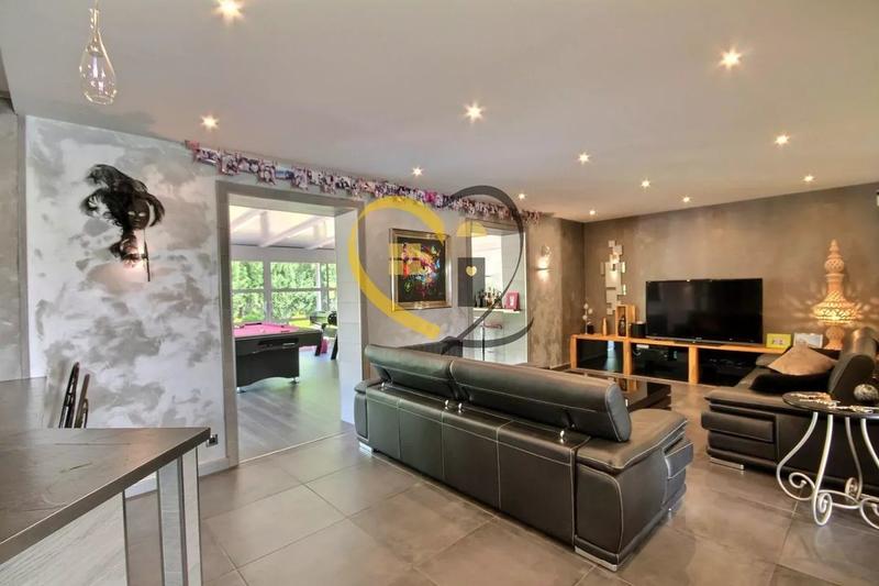 Propriété - 260 m² - 11 pièces