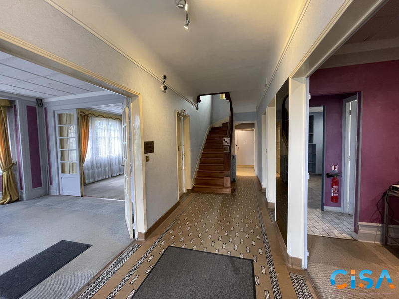 Maison - 265 m² - 10 pièces