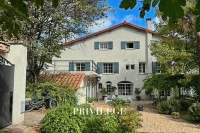 Maison - 310 m² - 9 pièces